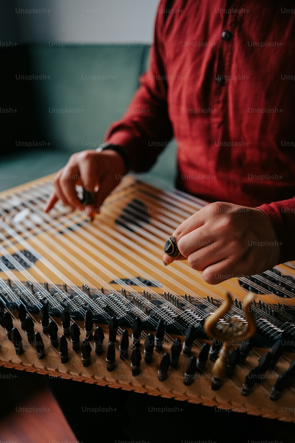 una persona seduta a un tavolo con uno strumento musicale
