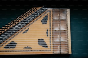 Un primer plano de un instrumento musical sobre una mesa