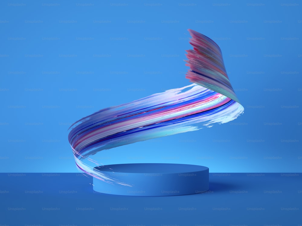 Renderização 3D, objeto de mancha de guache espiral colorido atrás do pódio vazio isolado no fundo azul, clip-art de tinta acrílica, vitrine de pincelada, pedestal vago, espaço de cópia para exibição de produtos