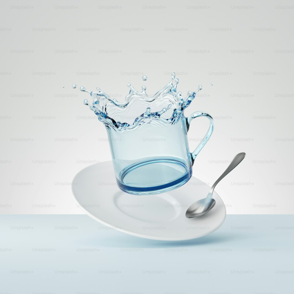 3D-Rendering, Wasserspritzer in Form einer Tasse mit Untertasse und silbernem Löffel, reine Flüssigkeit spritzende Clipart isoliert auf weißem Hintergrund