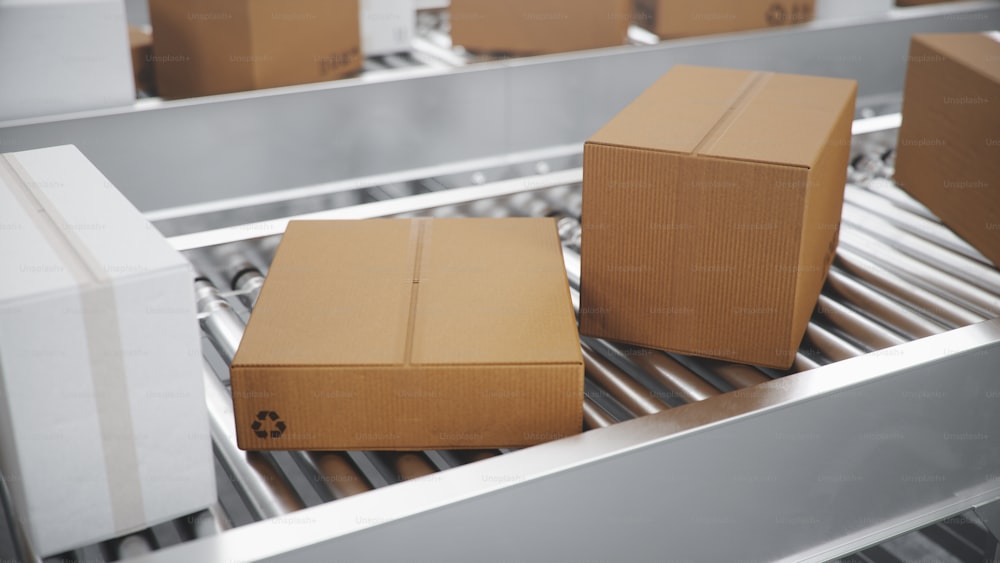 荷物の配達、包装サービス、小包輸送システムのコンセプト、倉庫のコンベヤーベルト上の段ボール箱。3つのコンベヤーベルト。3Dイラスト