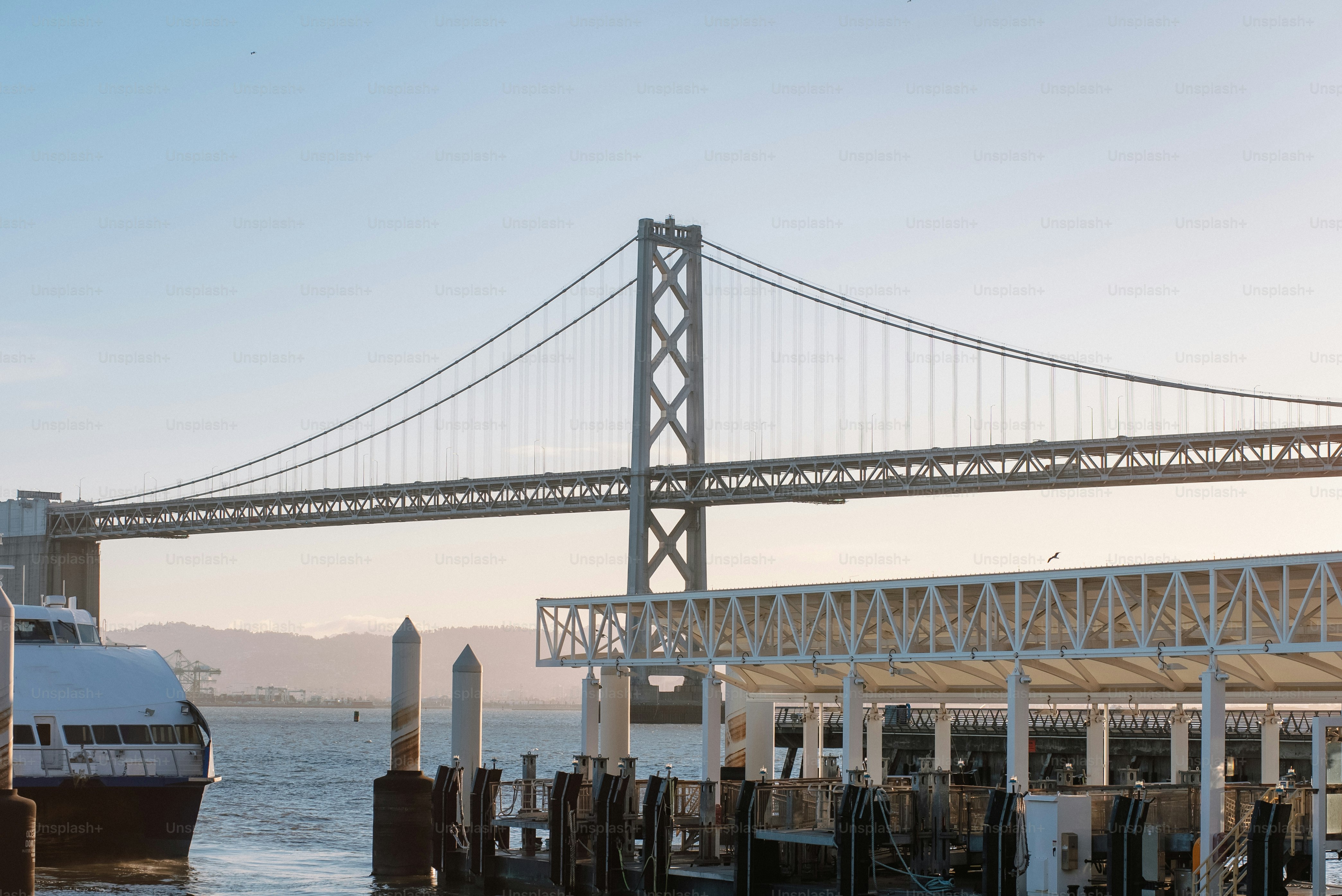 eine große Brücke, die sich über ein Gewässer spannt