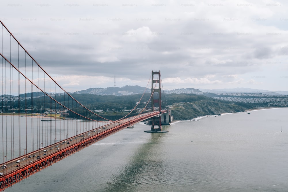 Une vue du Golden Gate Bridge de l’autre côté de l’eau