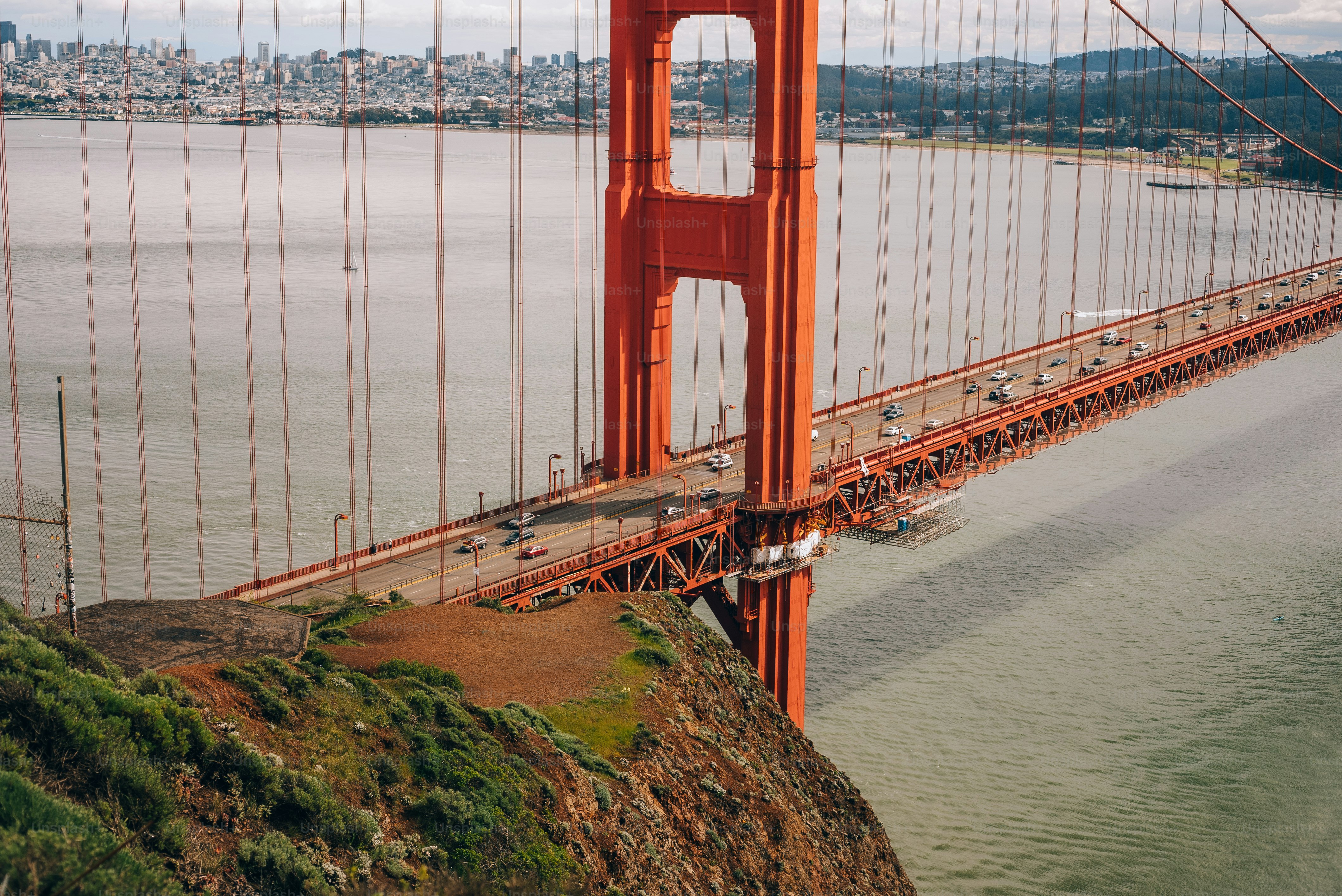 Ein Blick auf die Golden Gate Bridge von der Spitze eines Hügels