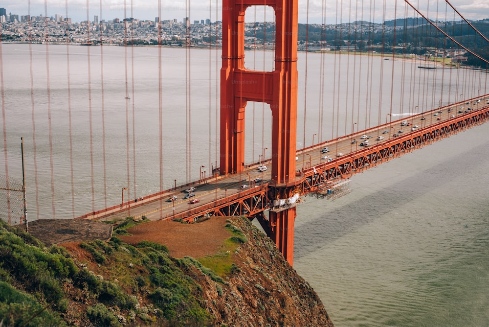 Ein Blick auf die Golden Gate Bridge von der Spitze eines Hügels