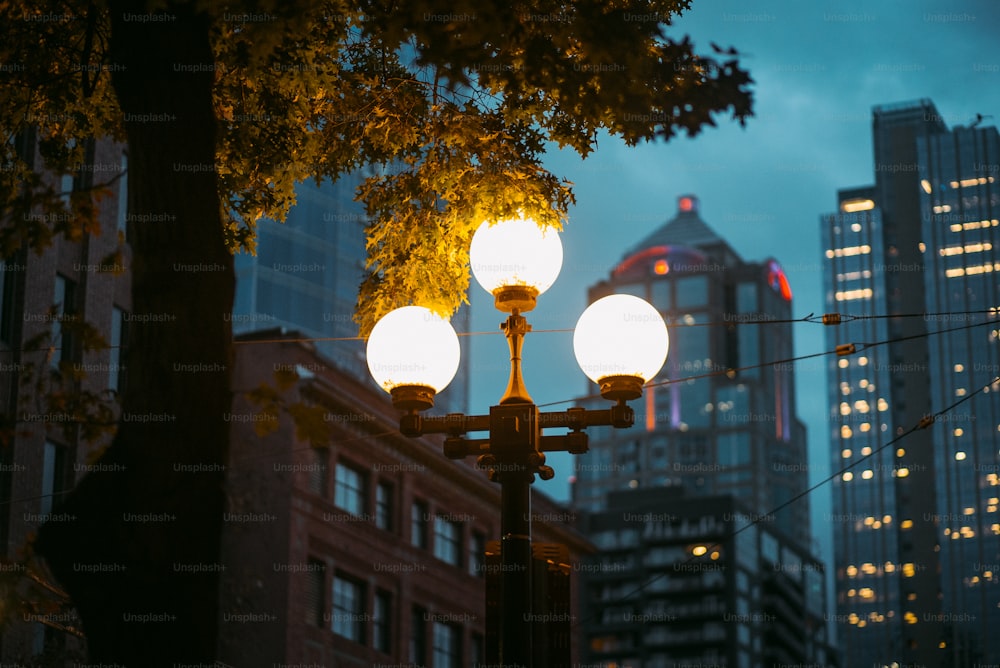 Una farola en una ciudad de noche