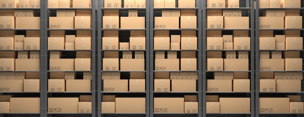 Estantes de almacenamiento de almacén y cajas de cartón, fondo, vista frontal, pancarta. Concepto de distribución, carga y logística. Ilustración 3D