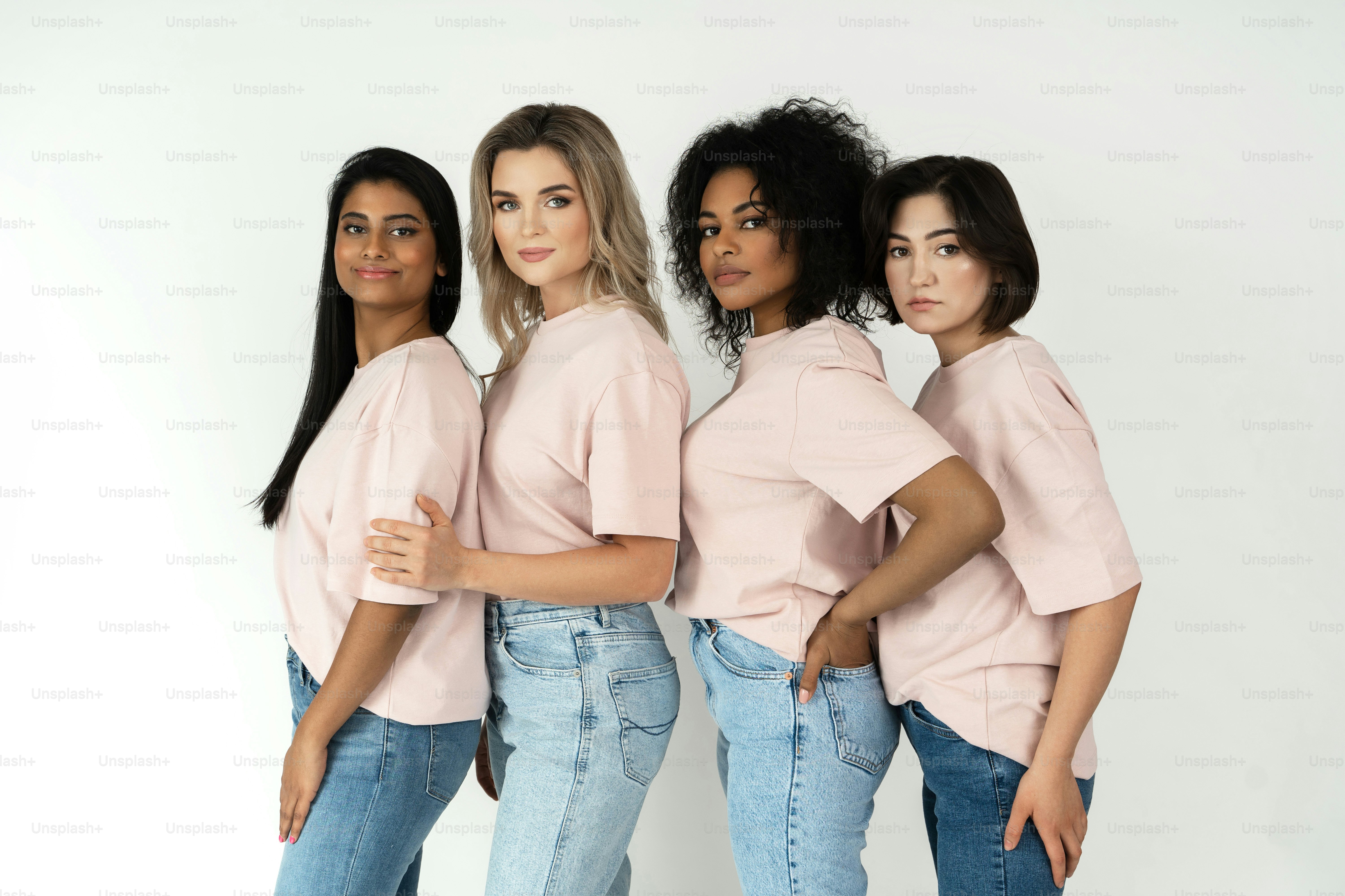 Gruppo di donne di etnia diversa su sfondo grigio. Diversità multiculturale e amicizia.