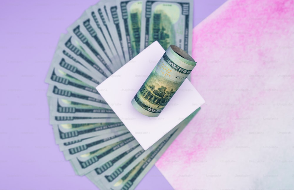 Una pila de dinero encima de un pedazo de papel