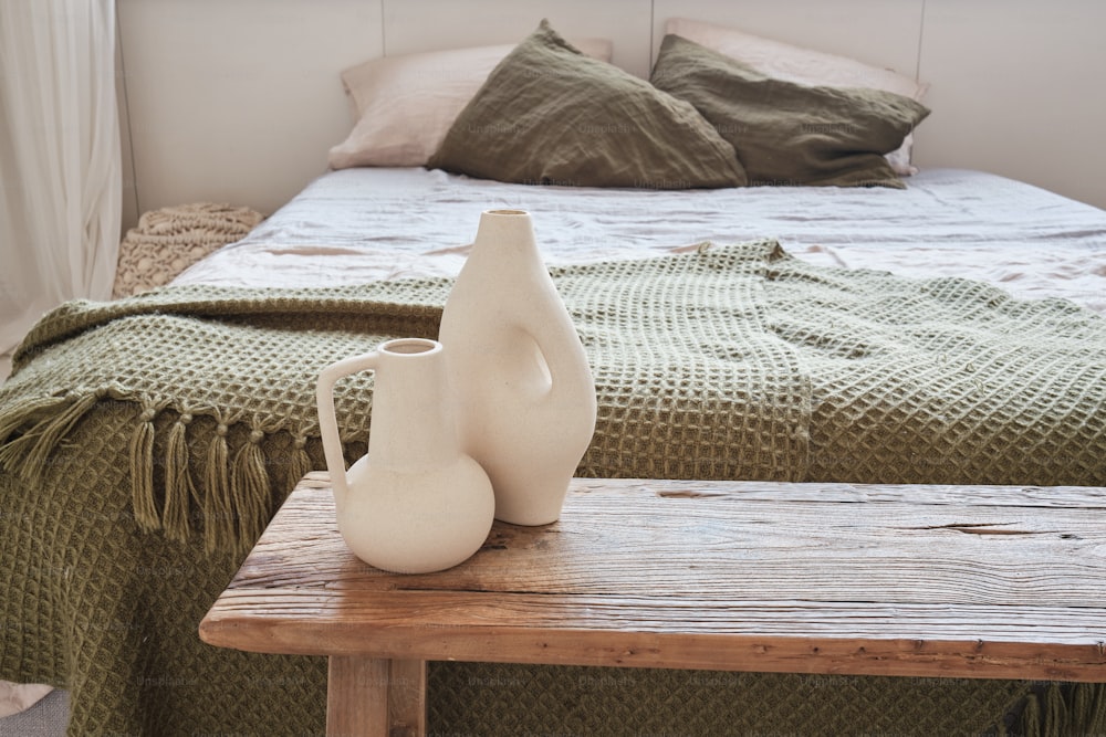 um vaso branco sentado em cima de uma mesa de madeira