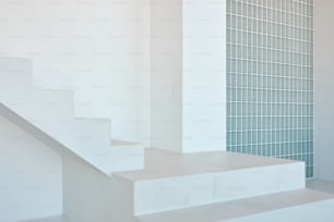 um conjunto de escadas que levam até uma parede de azulejos