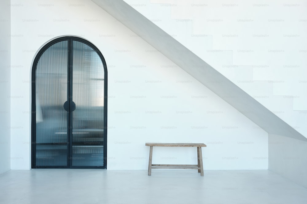 Un banco de madera sentado frente a una puerta de vidrio