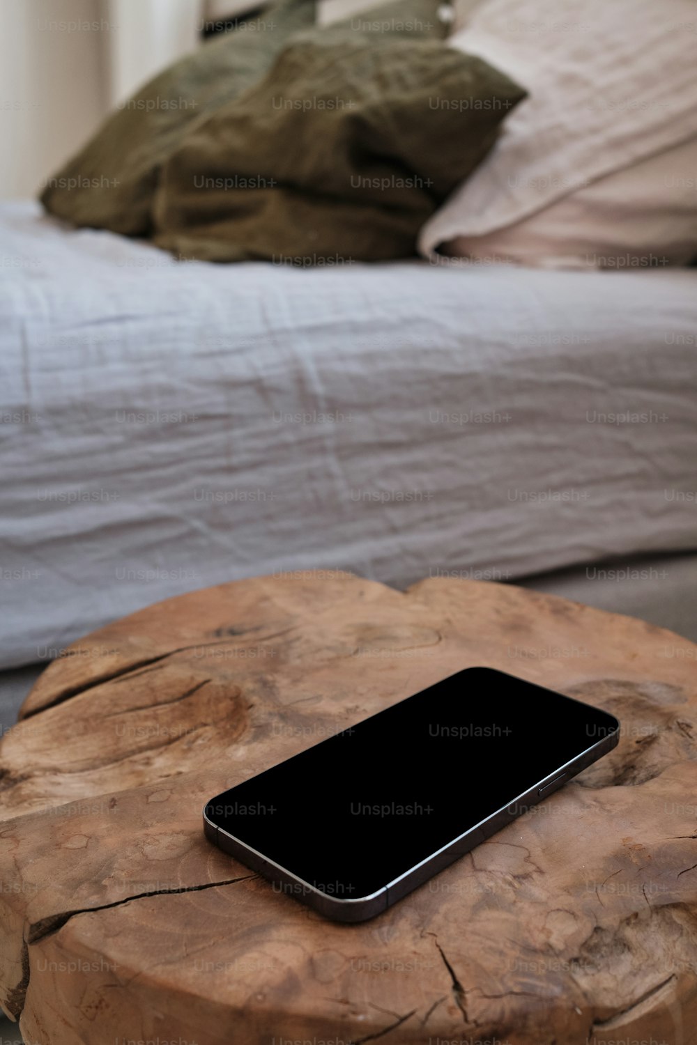 um telefone celular sentado em cima de uma mesa de madeira