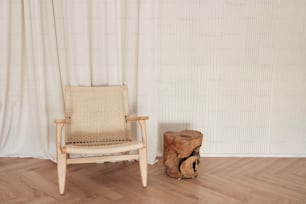 ein Holzstuhl, der neben einem Baumstumpf sitzt