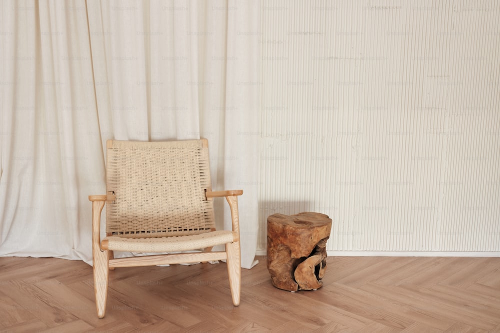uma cadeira de madeira sentada ao lado de um toco de árvore