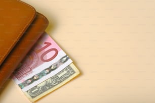 una cartera con un billete de 50 euros que sobresale de ella