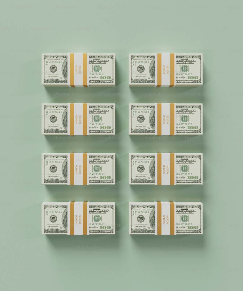 six piles de billets de cent dollars sur fond vert