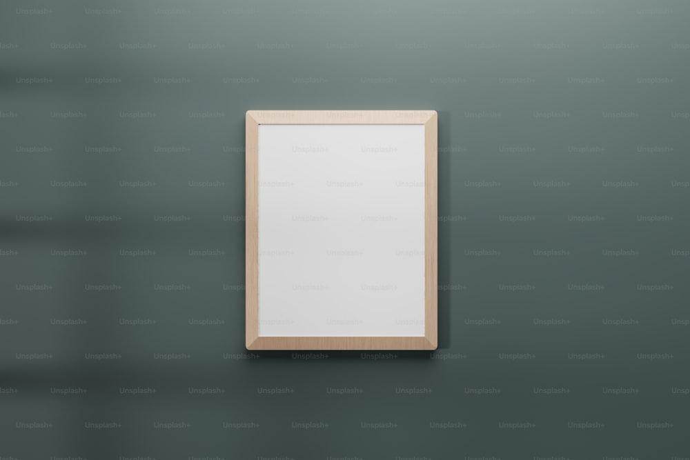 um porta-retrato vazio pendurado em uma parede