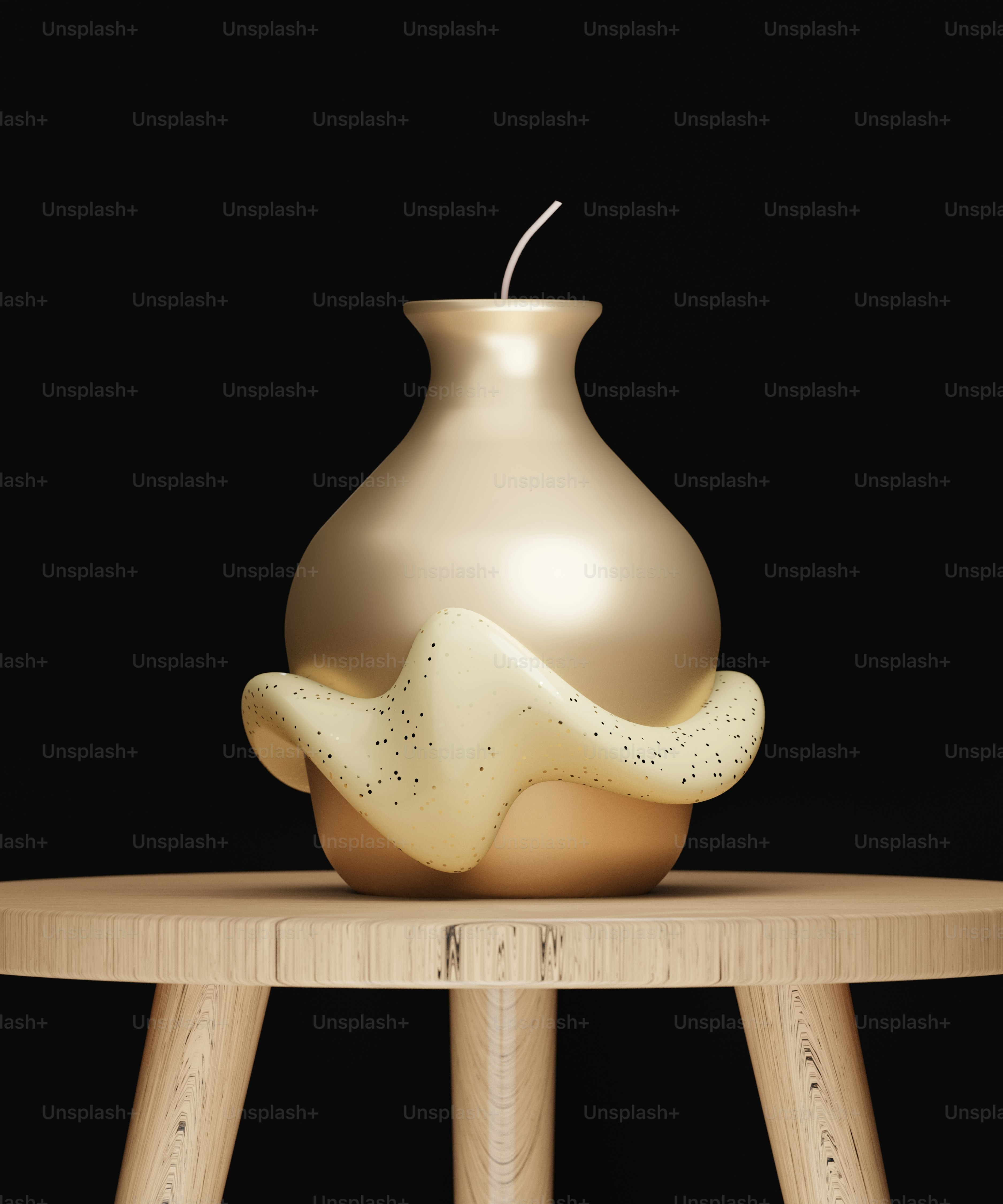 un vaso bianco seduto sopra un tavolo di legno