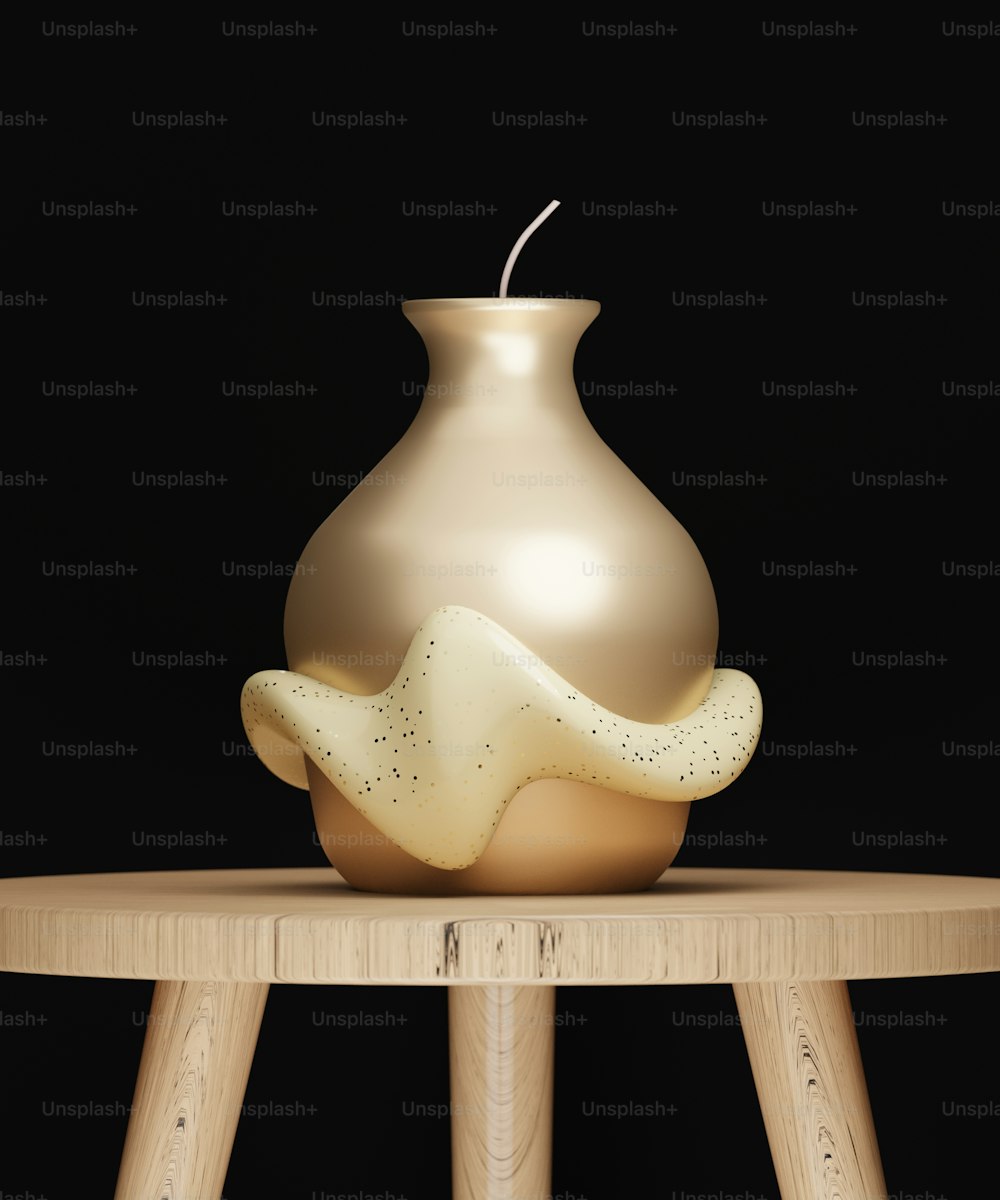 eine weiße Vase, die auf einem Holztisch sitzt