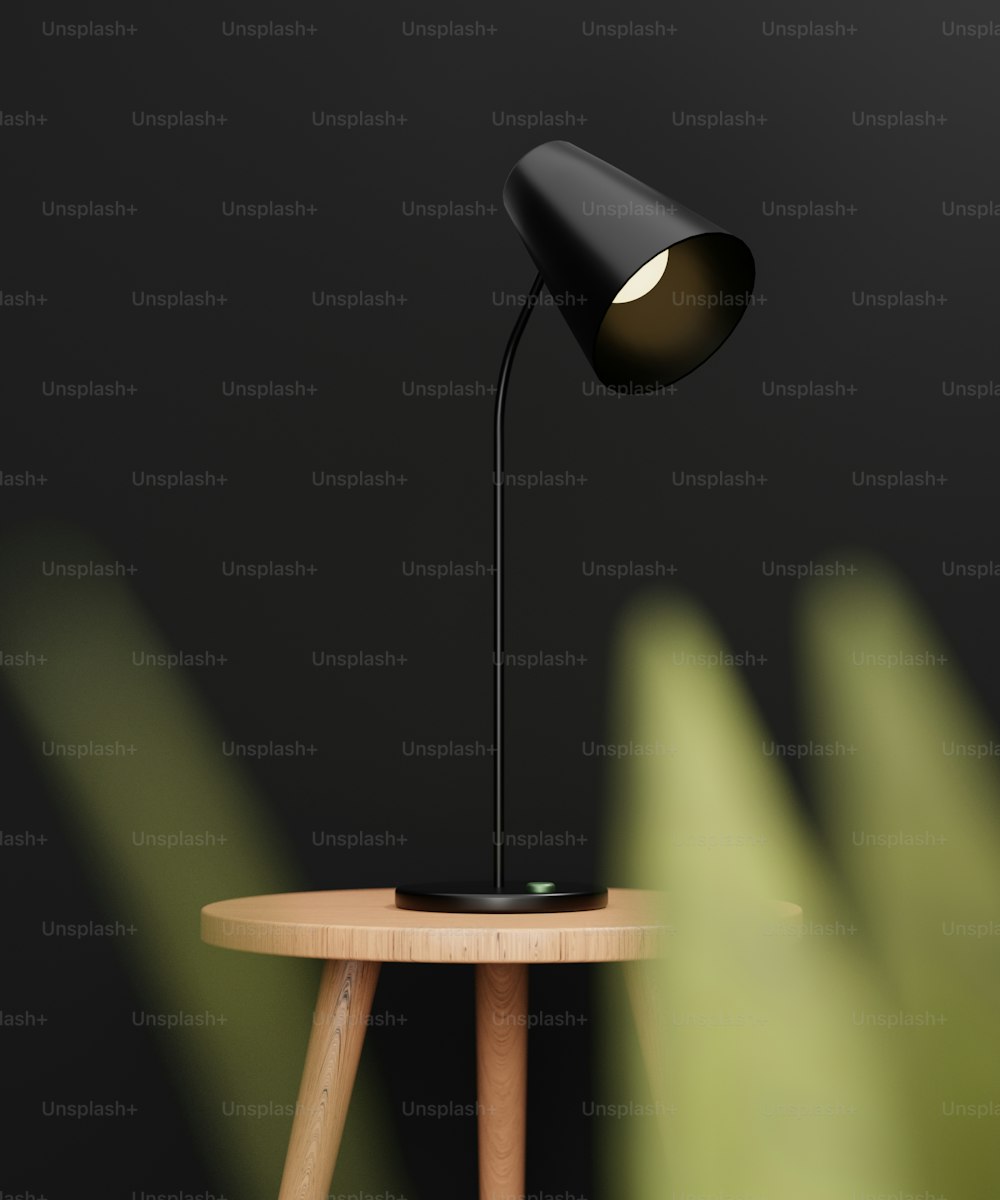una lampada da tavolo nera su un tavolo di legno