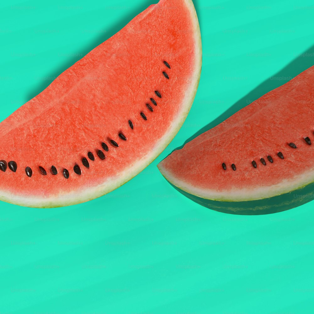 eine Scheibe Wassermelone auf grünem Hintergrund