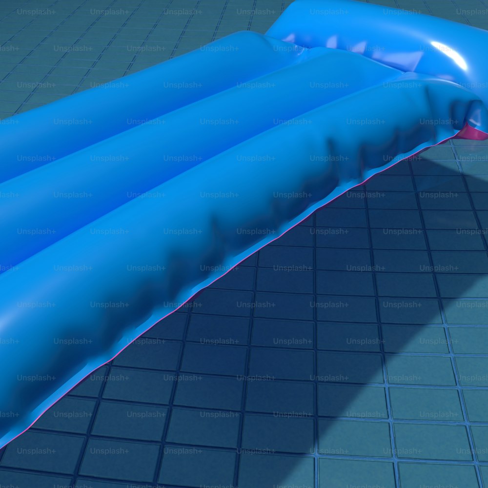 タイル張りの床に敷設された大きな青いインフレータブルチューブ
