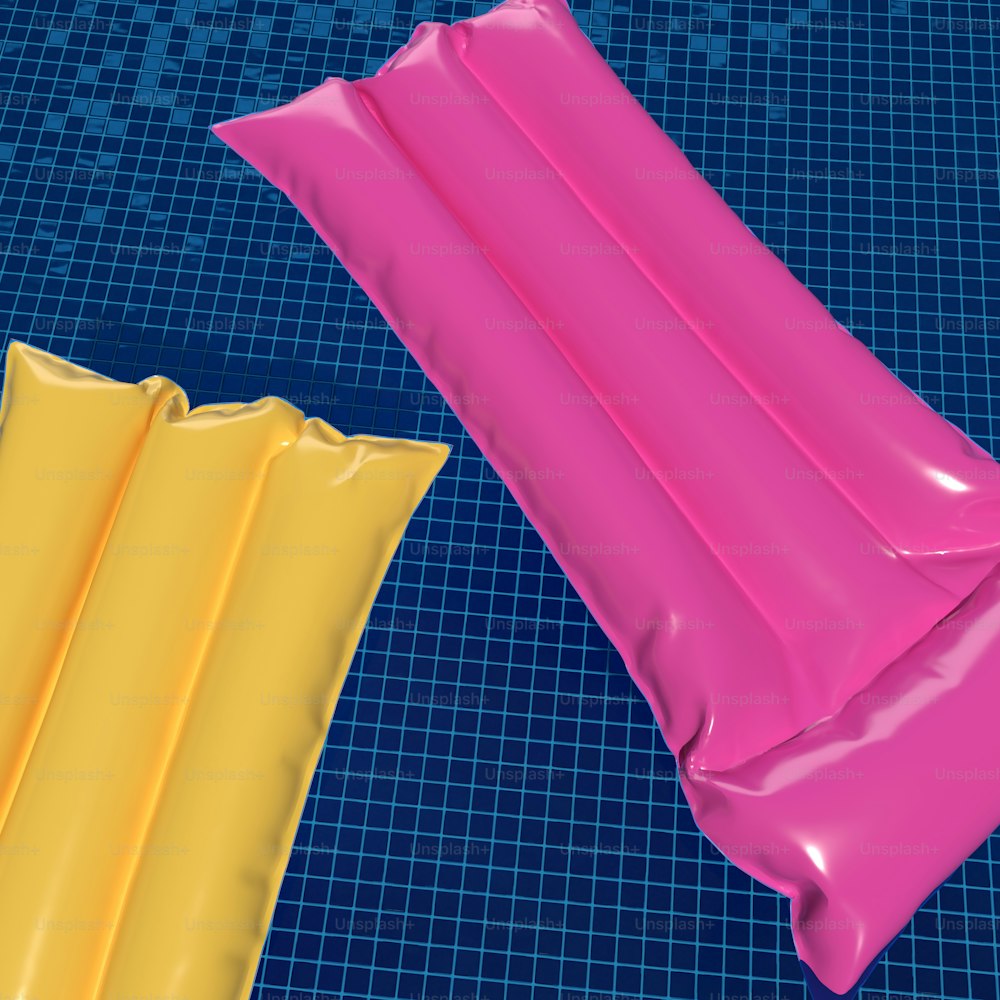 분홍색과 노란색 풍선 베개와 노란색 풍선 베개