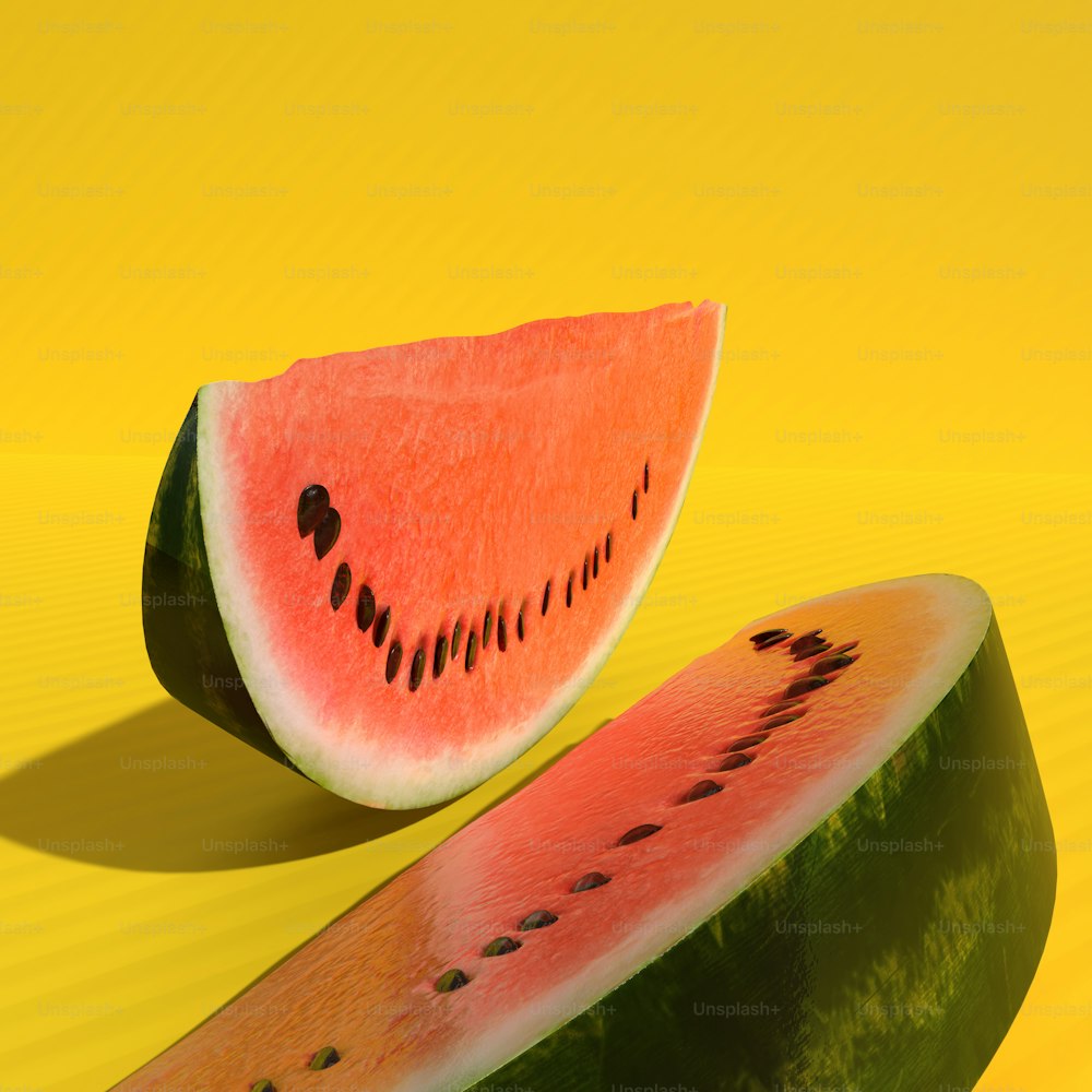 eine Scheibe Wassermelone und eine Scheibe Wassermelone auf einem gelben