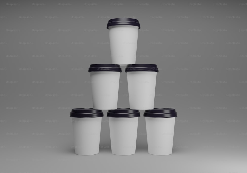 黒い蓋付きの白いコーヒーカップのスタック