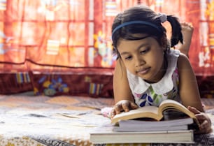 una linda niña india estudiando en casa con cara sonriente