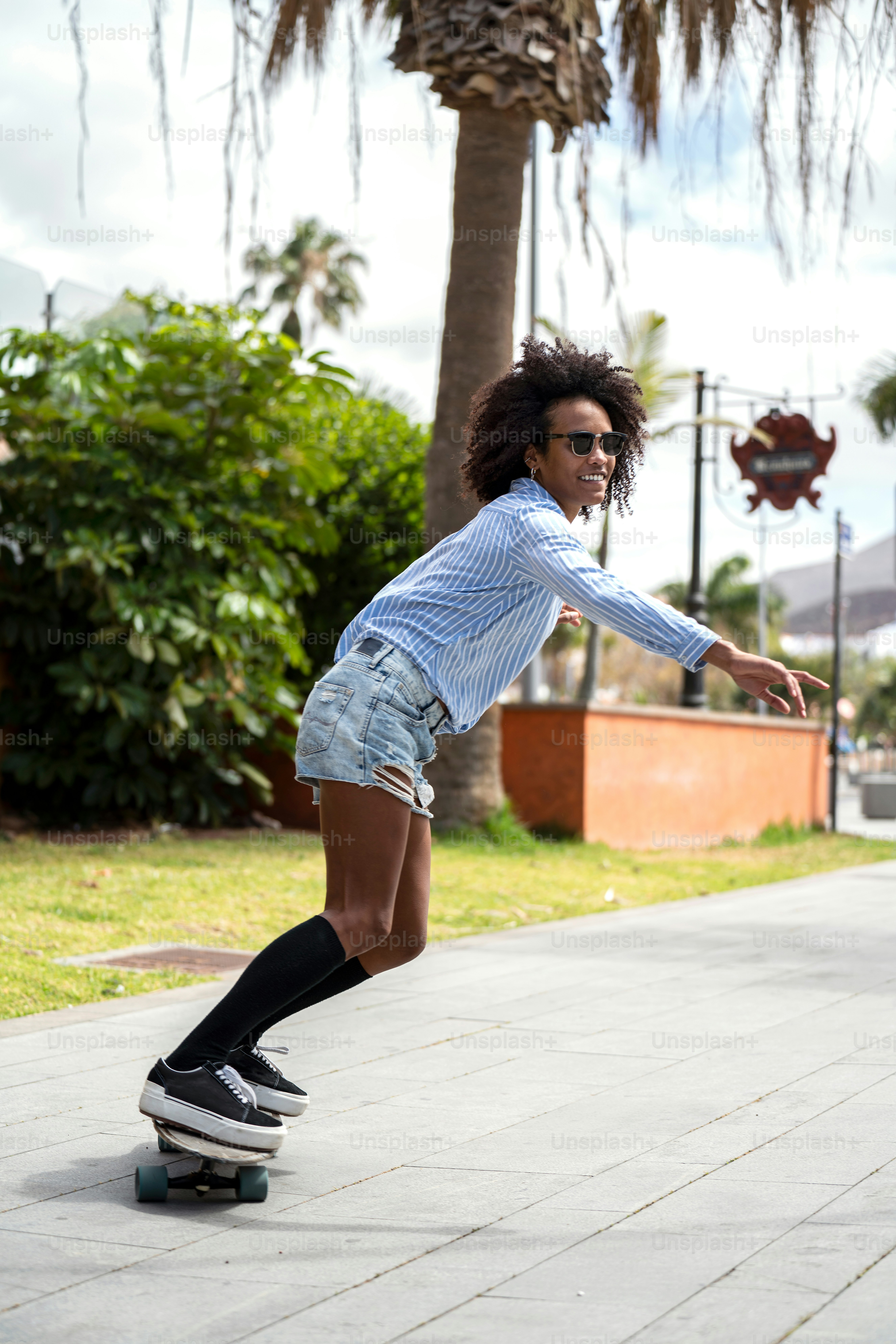 Menina hipster nova no vestido branco e penas do cabelo em pé ao ar livre,  no campo de verão nas montanhas. Estilo hippie Boho. foto – Imagem sobre  Ocaso na Unsplash, image size:3000x4498
