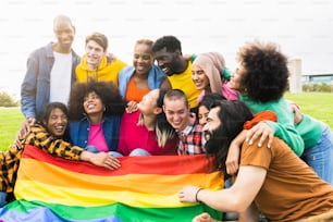 Un groupe diversifié de jeunes s’amusent au défilé de la fierté LGBT Des personnes multiraciales heureuses en plein air