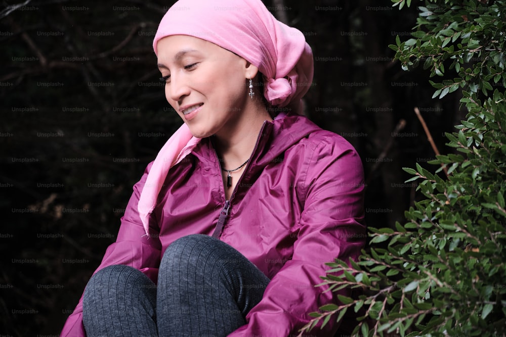 La donna che combatte il cancro gode della natura e della pace della mente dopo il trattamento. persone reali