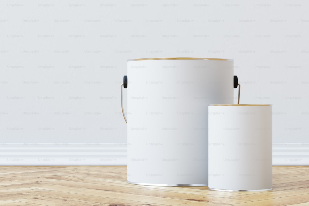 Feche um balde de tinta branca em pé em um piso de madeira contra uma parede branca com uma lata menor perto dele. Modelo de renderização 3D