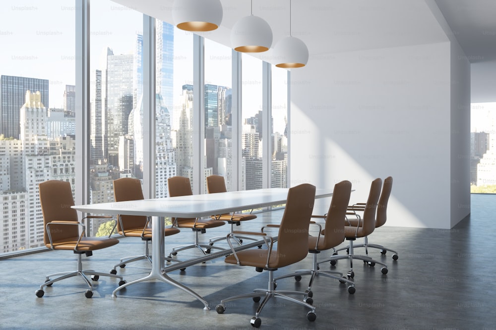Interior da sala de reuniões com uma longa mesa branca cercada por cadeiras de escritório marrons, uma janela panorâmica com uma paisagem urbana, uma fileira de lâmpadas de teto e um fragmento de parede em branco. Modelo de renderização 3D