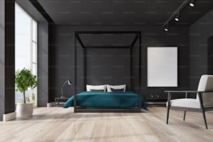 Interno della camera da letto nera con un letto matrimoniale, un poster incorniciato bianco su un muro, un albero in una pentola e un pavimento in legno. Mock up di rendering 3D