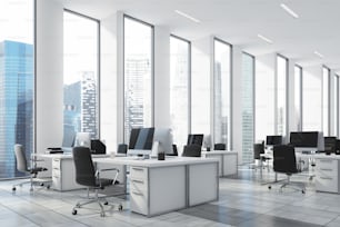 Weißes offenes Büro mit schmalen hohen Fenstern, weißen Computertischen und schwarzen Bürostühlen. Ein Holzboden, Ecke. 3D-Rendering-Mock-up