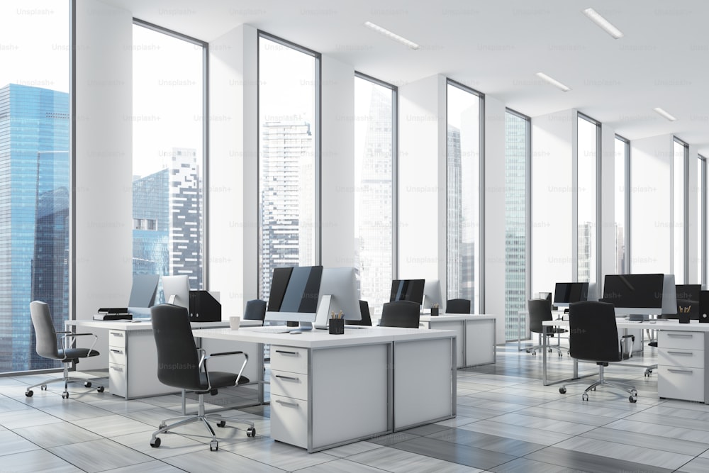 Ufficio aperto bianco con finestre alte e strette, tavoli da computer bianchi e sedie da ufficio nere. Un pavimento in legno, angolo. Mock up di rendering 3D