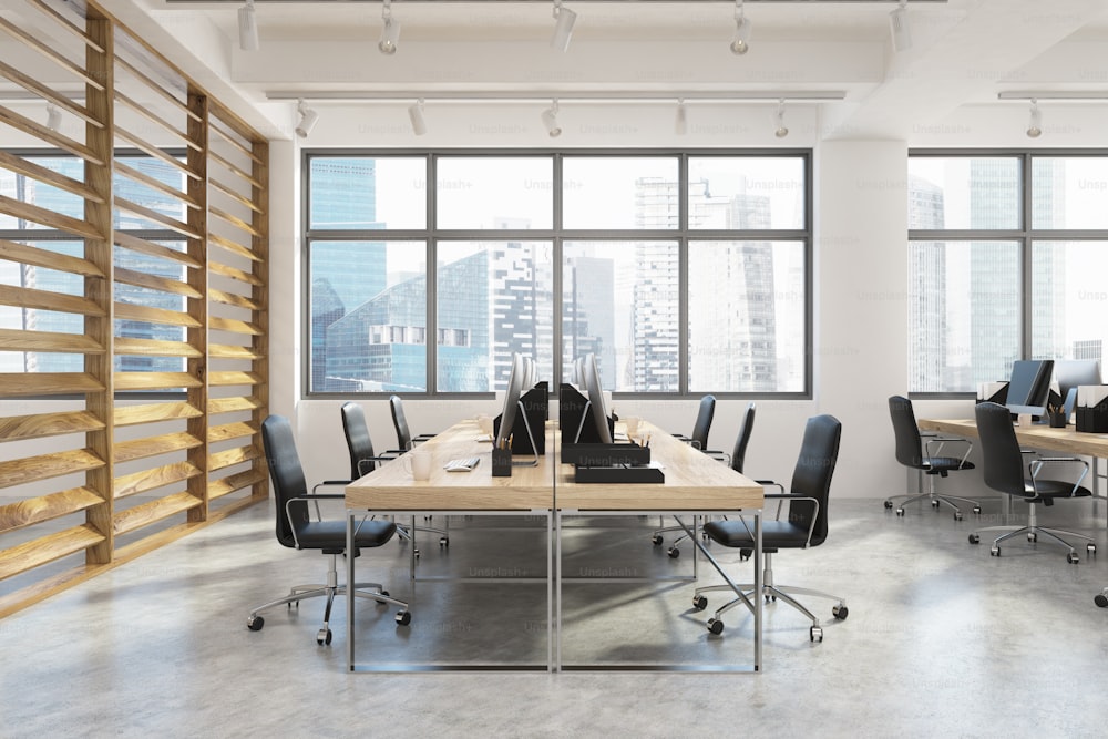 Intérieur de bureau en open space avec de longues tables en bois, des ordinateurs debout dessus, des chaises noires et des murs en planches. Vue latérale. Rendu 3D