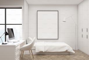 Interno della camera da letto in mattoni bianchi con un letto bianco, una poltrona e un tavolo da computer. Un poster verticale incorniciato sul muro. Mock up di rendering 3D