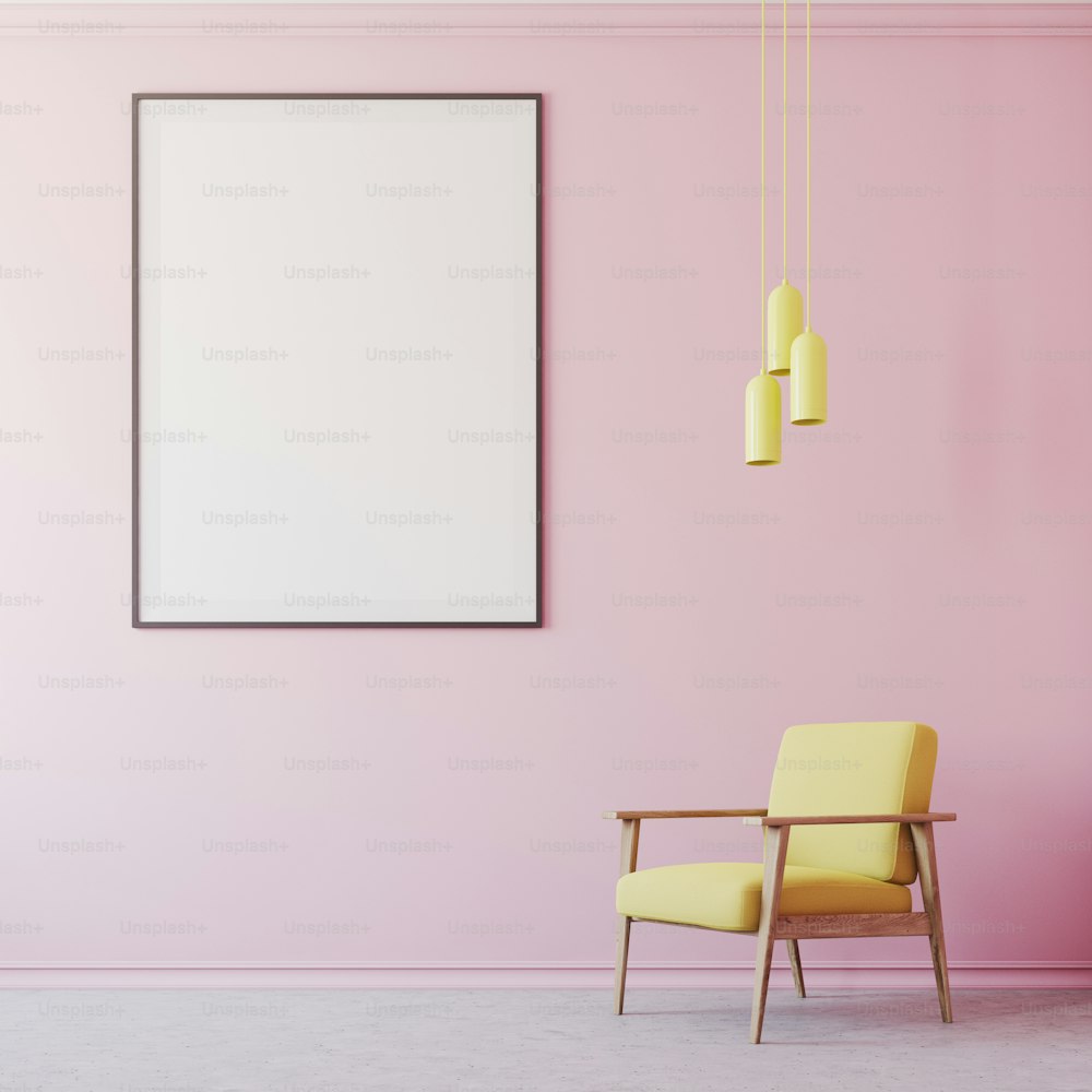 Intérieur rose du salon avec une affiche encadrée verticalement suspendue au-dessus d’un fauteuil jaune. Maquette de rendu 3D