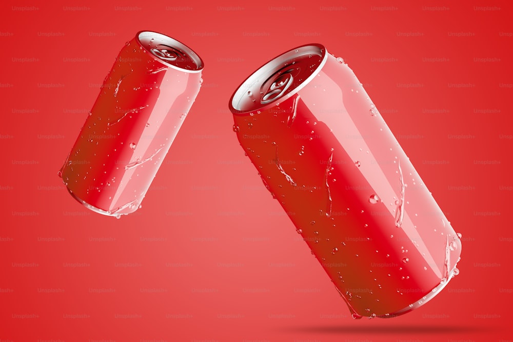 빨간색 배경 위에 물방울이 있는 두 개의 빈 빨간색 알루미늄 캔. 탄산 음료 또는 맥주 포장의 개념입니다. 3D 렌더링