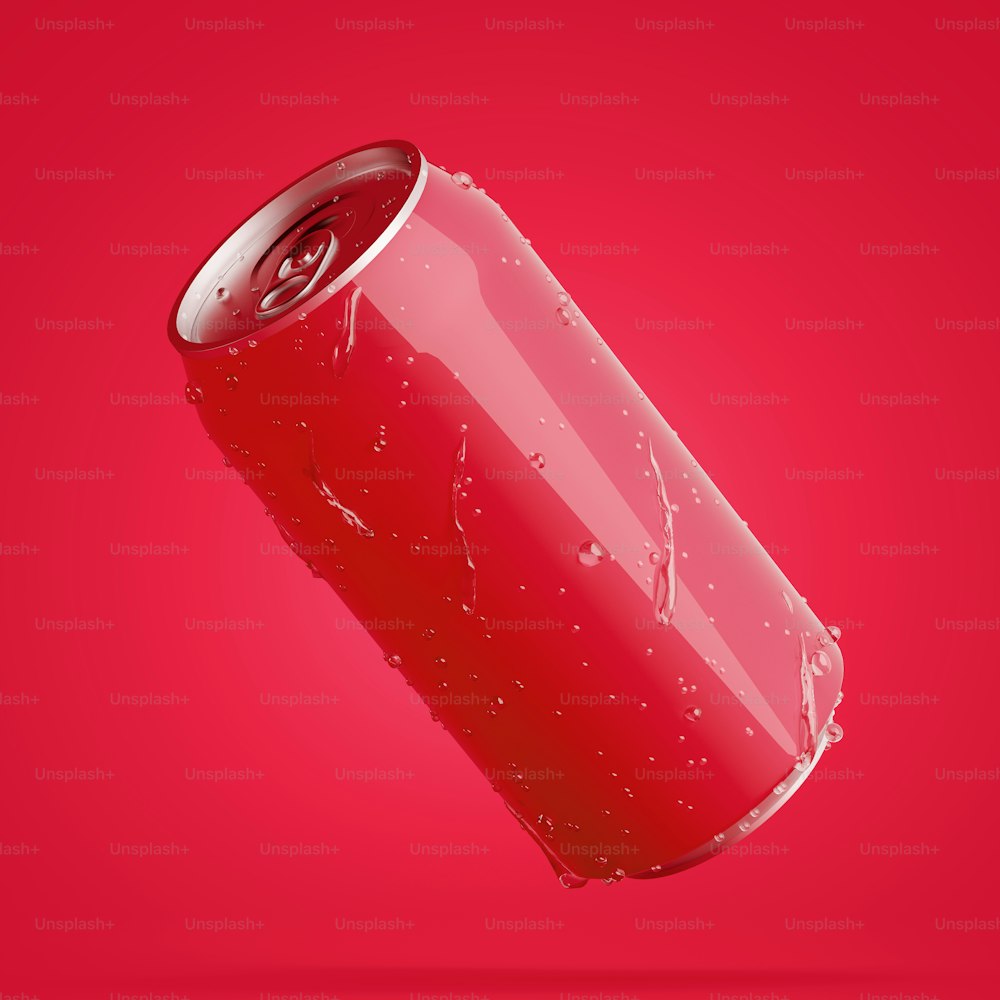 Lata de aluminio rojo en blanco con gotas de agua sobre fondo rojo. Concepto de bebida gaseosa o envasado de cerveza. Renderizado 3D