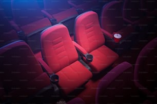 Vista superior del cine oscuro vacío con filas de asientos rojos con portavasos y palomitas de maíz. Concepto de entretenimiento. Imagen tonificada de renderizado 3D