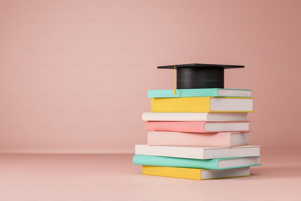 ピンクの背景に本の山と黒い卒業帽。教育、大学、知識のコンセプト。3Dレンダリング