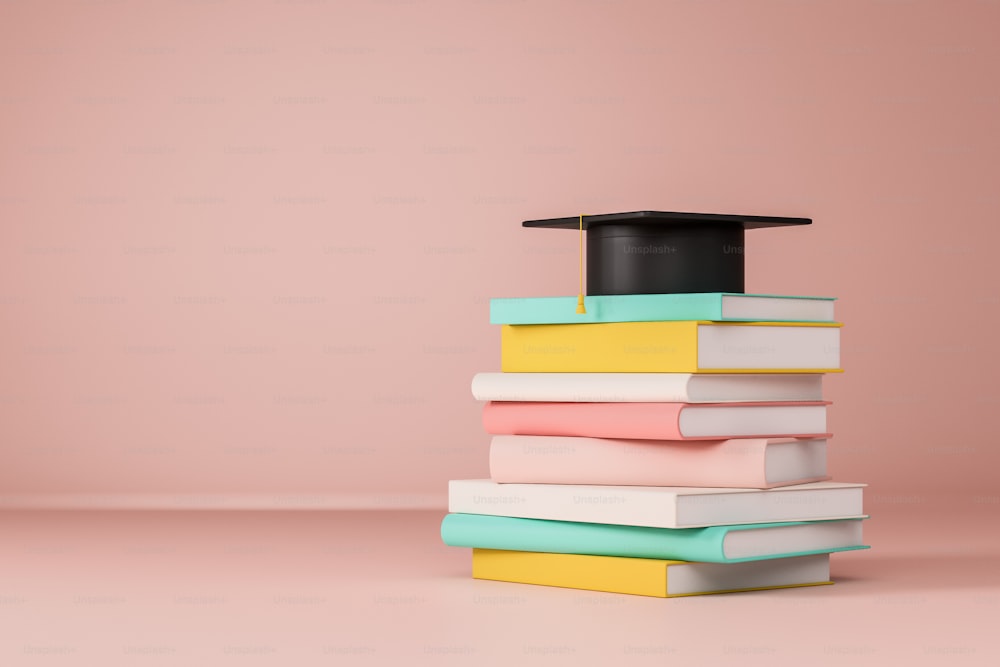 Pile de livres et casquette de graduation noire sur fond rose. Concept d’éducation, d’université et de connaissance. Rendu 3D