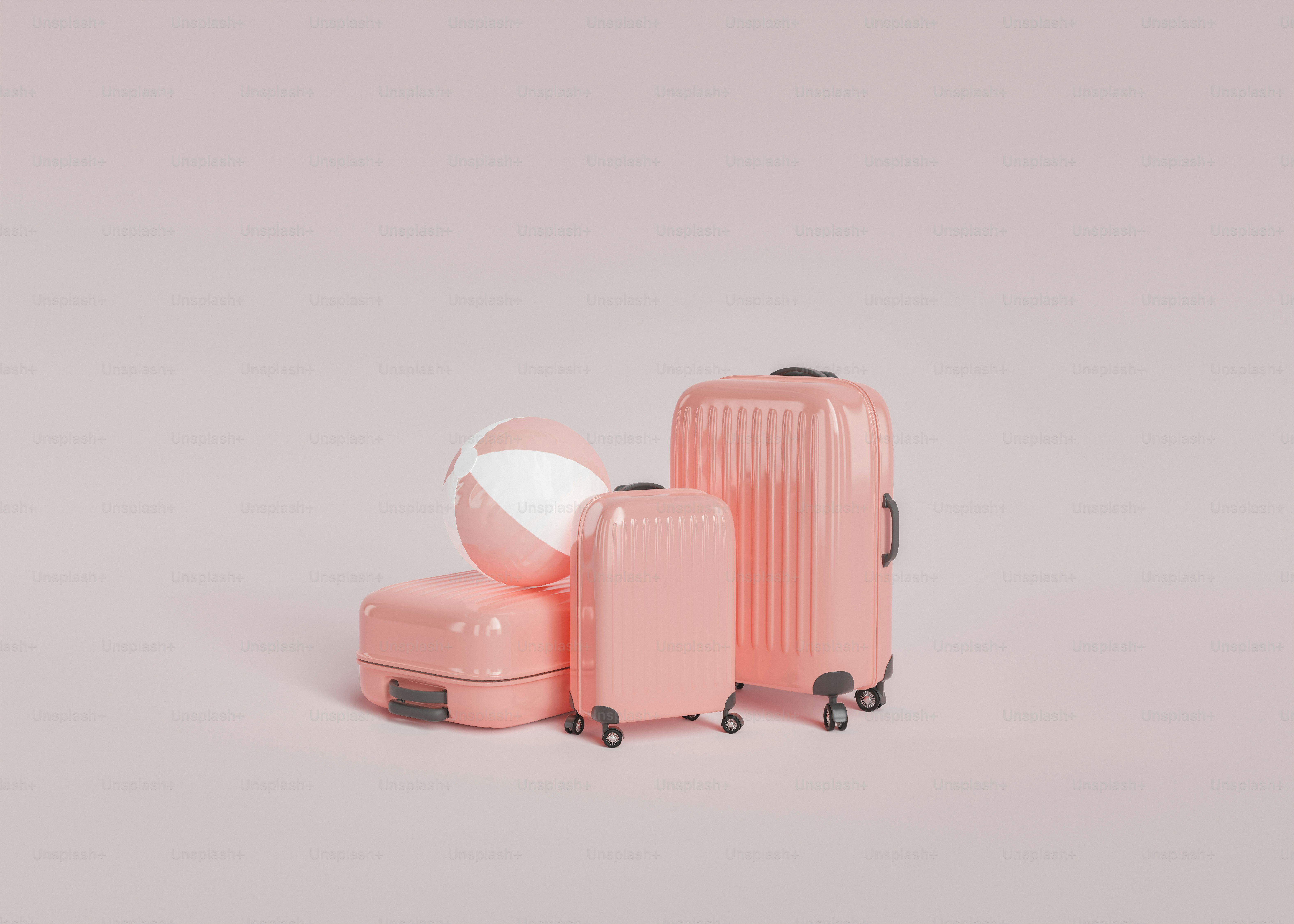 3D-Illustration von modernen rosa Koffern und gestreiften Wasserbällen, die für den Sommerurlaub vor grauem Hintergrund vorbereitet sind