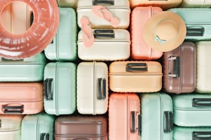 modello di molte valigie impilate con accessori da viaggio estivi. Concetto di viaggio, estate, vacanza, famiglia, amici e destinazioni. Rendering 3D