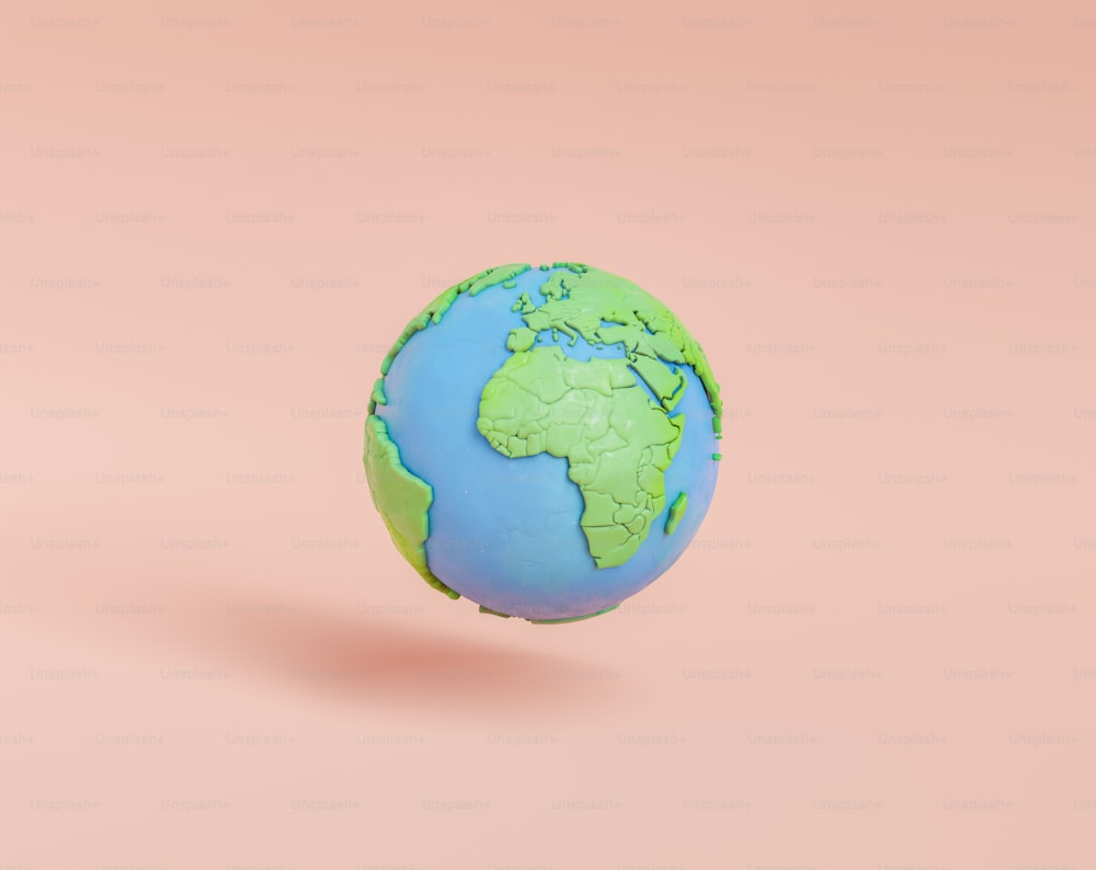 Ilustración 3D del planeta Tierra con océanos azules y continentes verdes levitando sobre fondo rosa como concepto ecológico